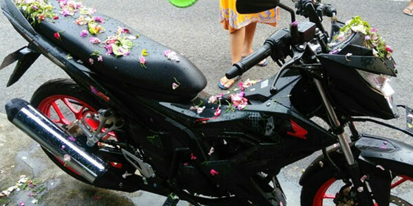 inreyen-motor-baru-mandi-kembang.jpg