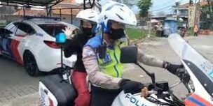 ngidam-dibonceng-motor-polisi2.jpg
