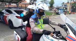 ngidam-dibonceng-motor-polisi2.jpg